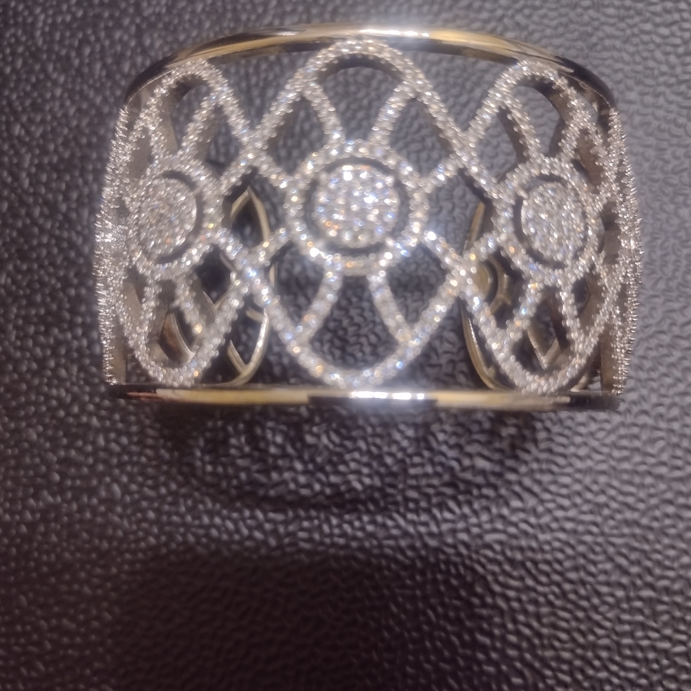 Elegant Silver Diamond-Patterned Bracelet